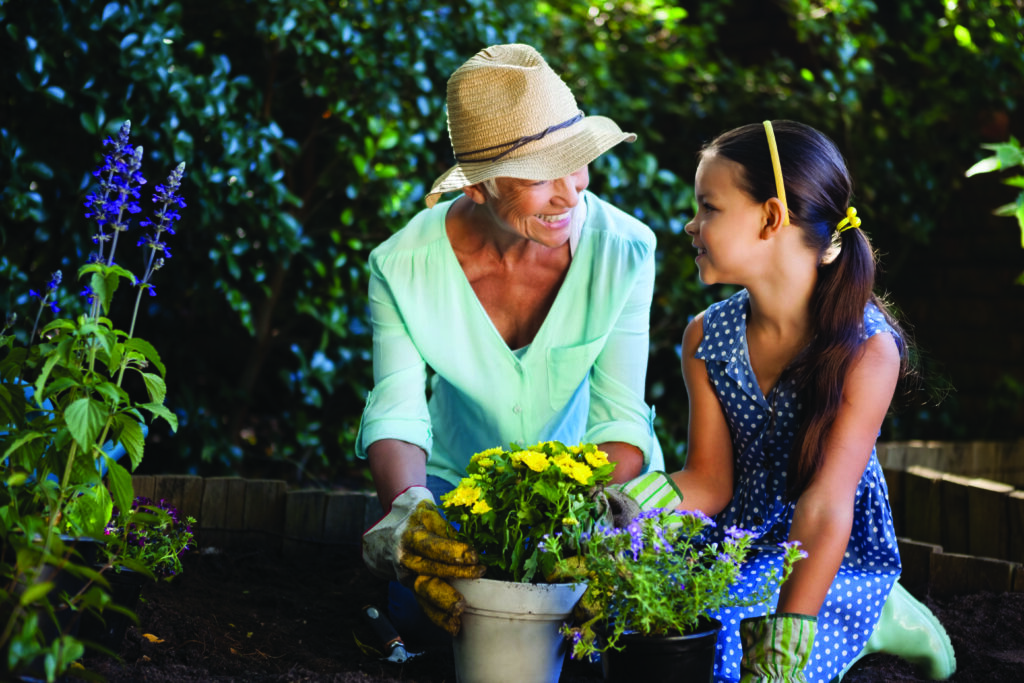 Vrouw en kind in tuin