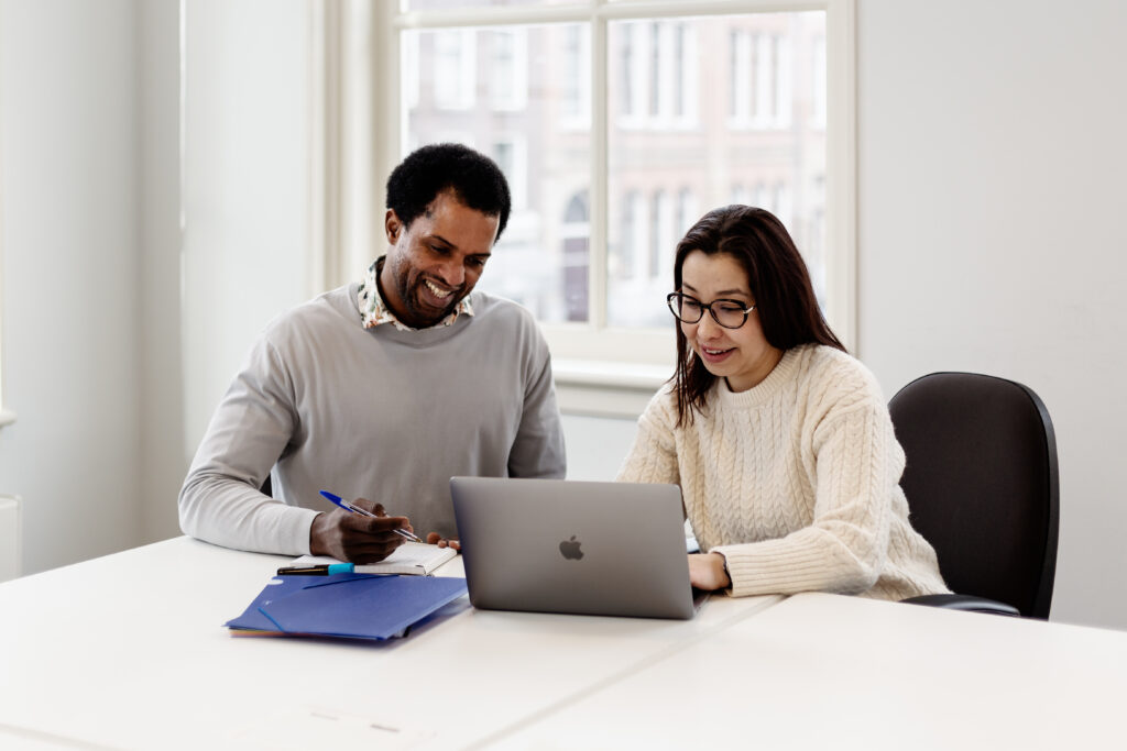 Studenten werken met laptop